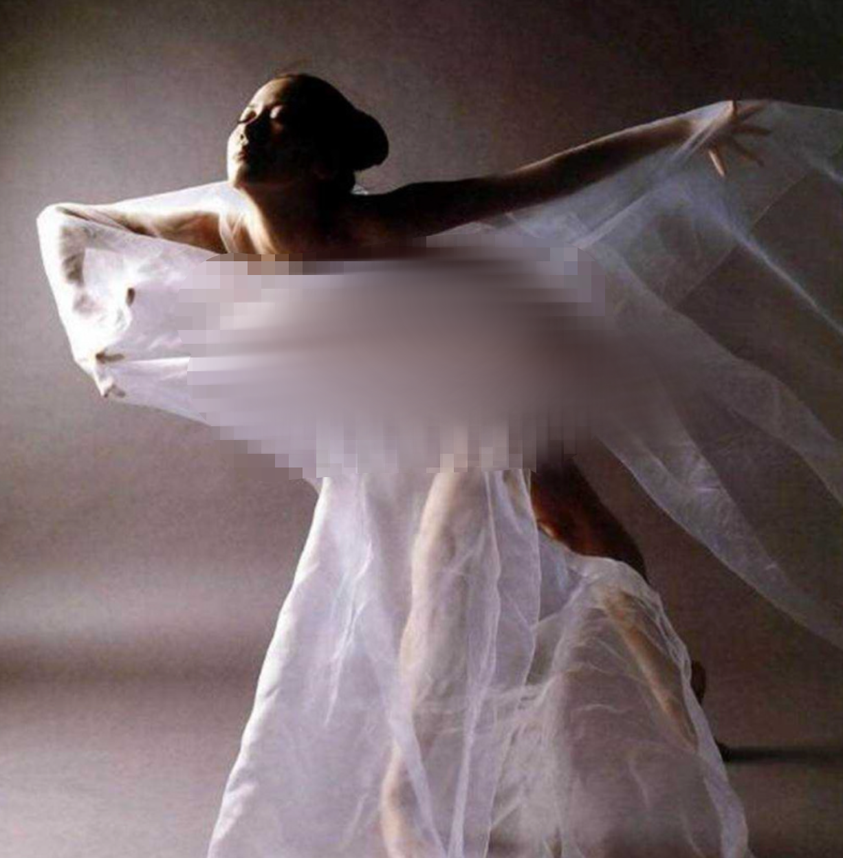 當年一脫成名!氣質女星拍人體寫真「7年高達2億人搶看」 父氣喊「我怎麼出門」付出慘痛代價