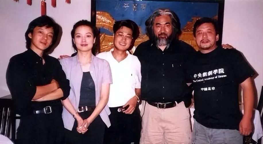 小女兒才1歲多!74歲演藝圈教父「直播自爆要生5胎」 下秒小33歲嫩妻「突闖入鏡頭內」一開口網傻了