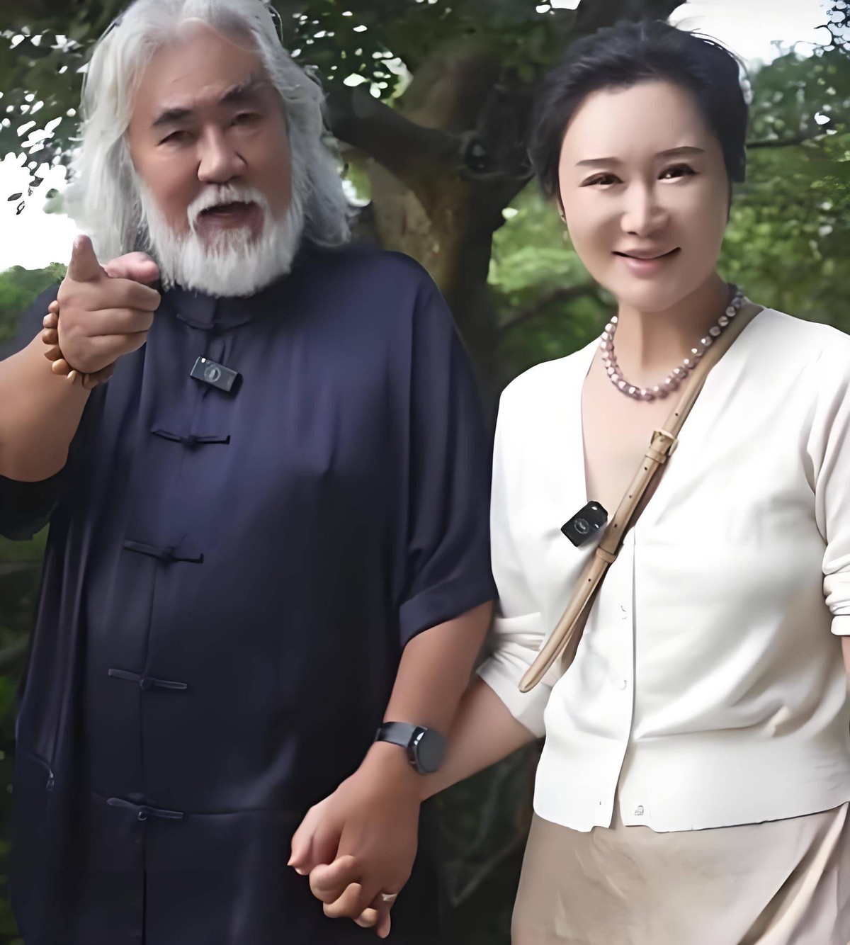 小女兒才1歲多!74歲演藝圈教父「直播自爆要生5胎」 下秒小33歲嫩妻「突闖入鏡頭內」一開口網傻了