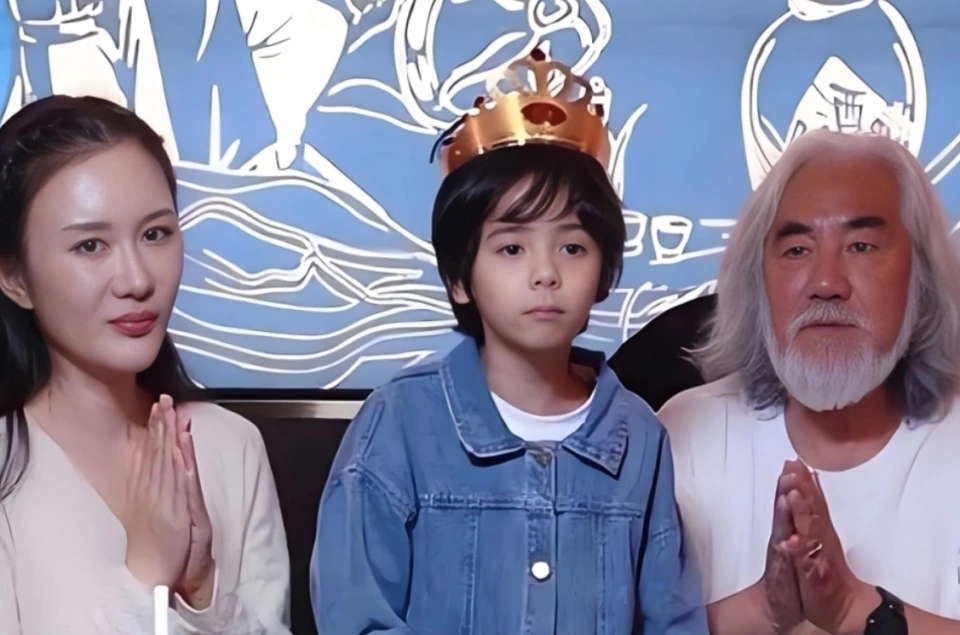 小女兒才1歲多!74歲演藝圈教父「直播自爆要生5胎」 下秒小33歲嫩妻「突闖入鏡頭內」一開口網傻了