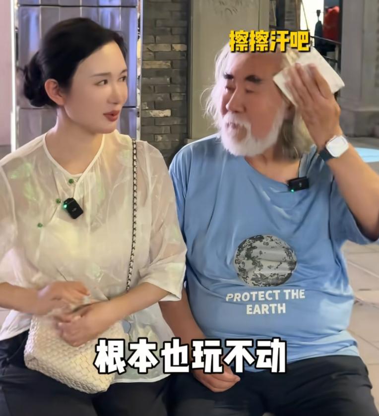 小女兒才1歲多!74歲演藝圈教父「直播自爆要生5胎」 下秒小33歲嫩妻「突闖入鏡頭內」一開口網傻了