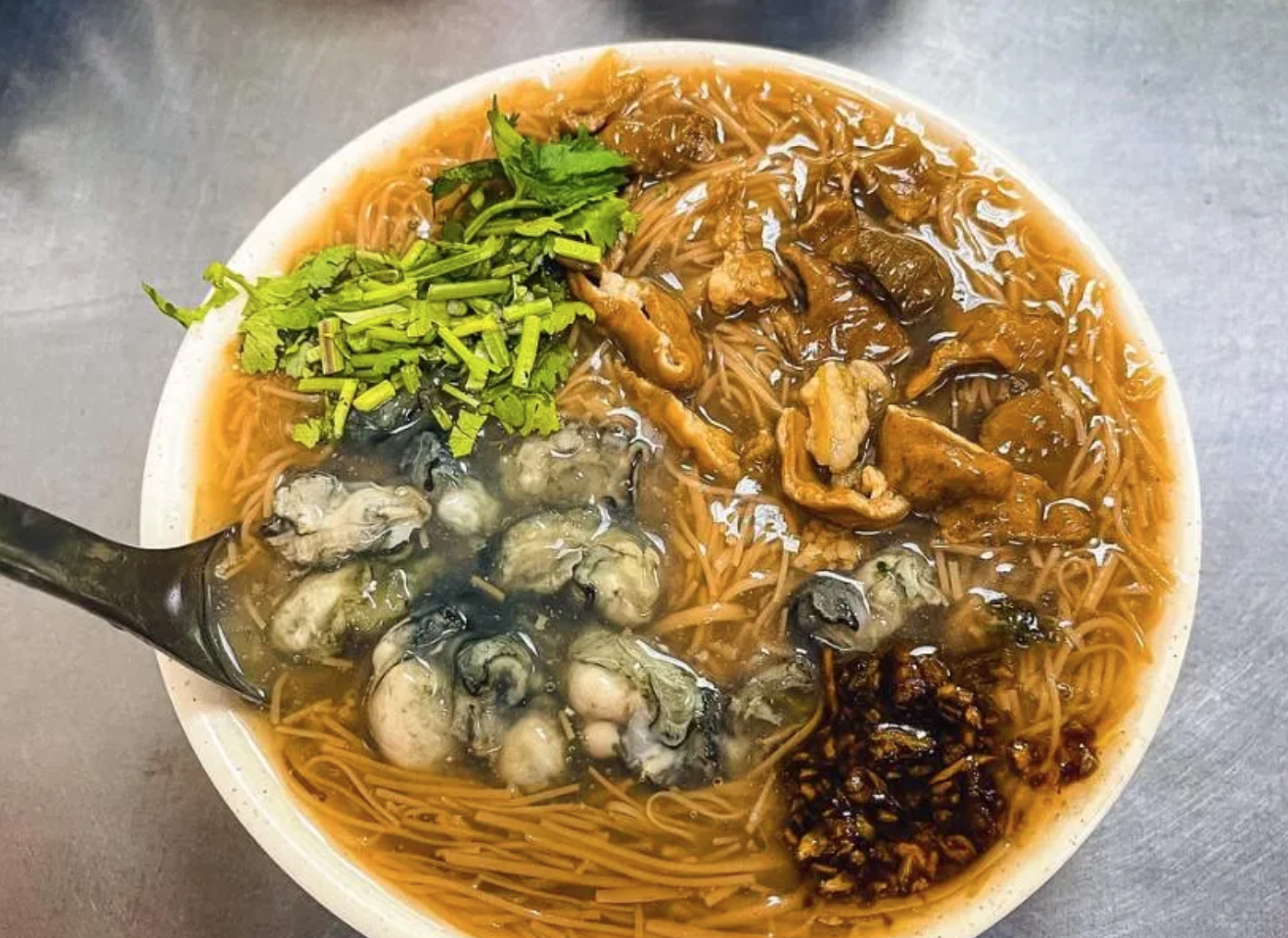 吃麵線不用碗!鹿港「正宗吃法曝光」台中人震驚:以為惡作劇