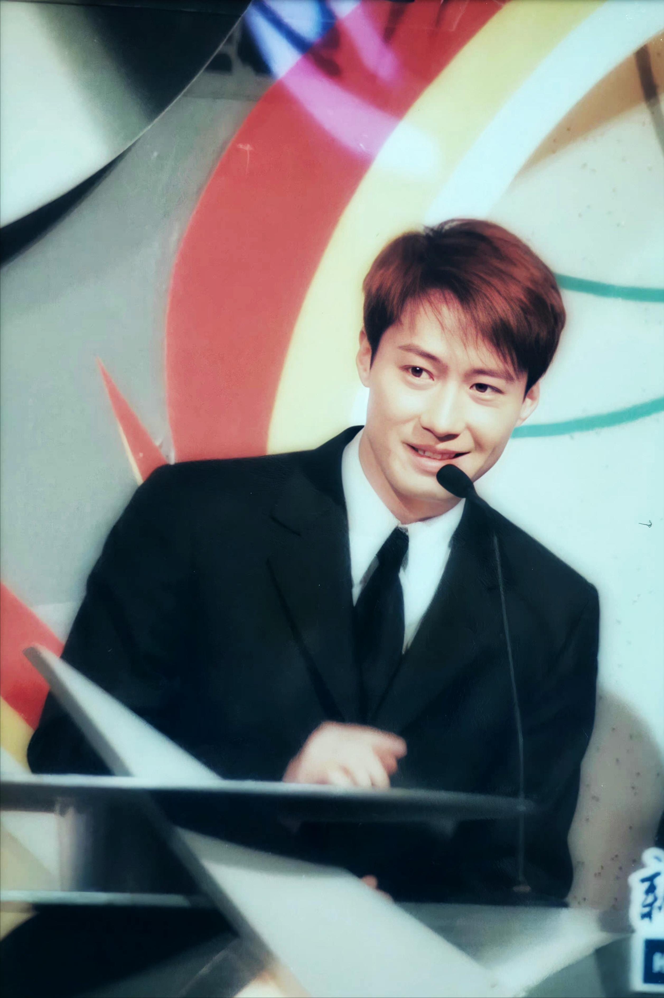 曾和劉德華齊名！59歲大咖天王「五官詭異又發福」　粉絲看傻認不出「男神徹底變大叔」　