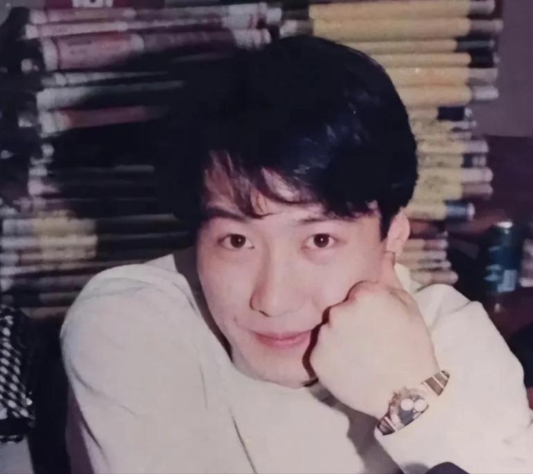 曾和劉德華齊名！59歲大咖天王「五官詭異又發福」　粉絲看傻認不出「男神徹底變大叔」　