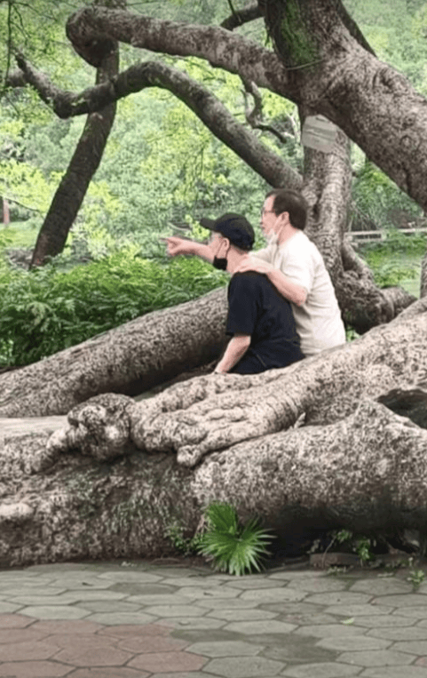 多年心結解開了！72歲成龍被拍「房祖名全程陪伴」　1細節「網友全看哭」：最好的生日禮物