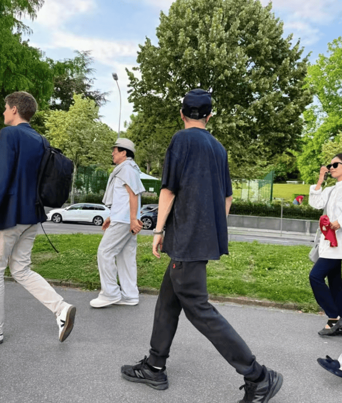 多年心結解開了！72歲成龍被拍「房祖名全程陪伴」　1細節「網友全看哭」：最好的生日禮物