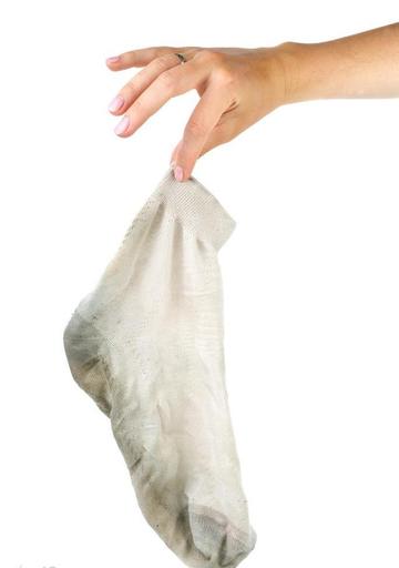 洗襪子時到底「要不要先翻面」? 專家終於解答「洗錯真菌會瘋狂擴散」