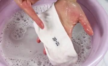 洗襪子時到底「要不要先翻面」? 專家終於解答「洗錯真菌會瘋狂擴散」