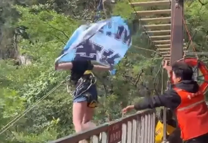 風景區爆事故！女遊客玩高空滑索「驚喊1句話」墜谷身亡　目擊者怒轟：工作人員完全不理　　