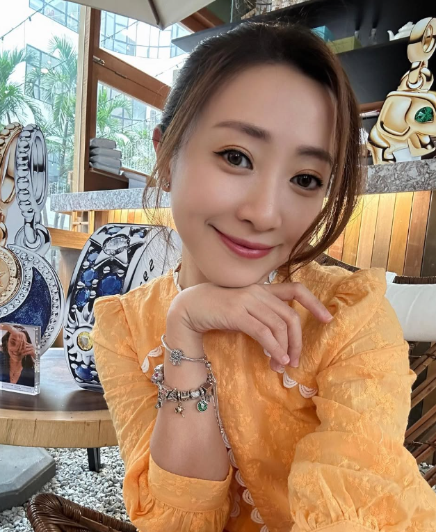 女星出殯火化！老母親靈堂「痛哭癱軟」需眾人攙扶　她緊抱棺木送別：「最後一次擁抱」