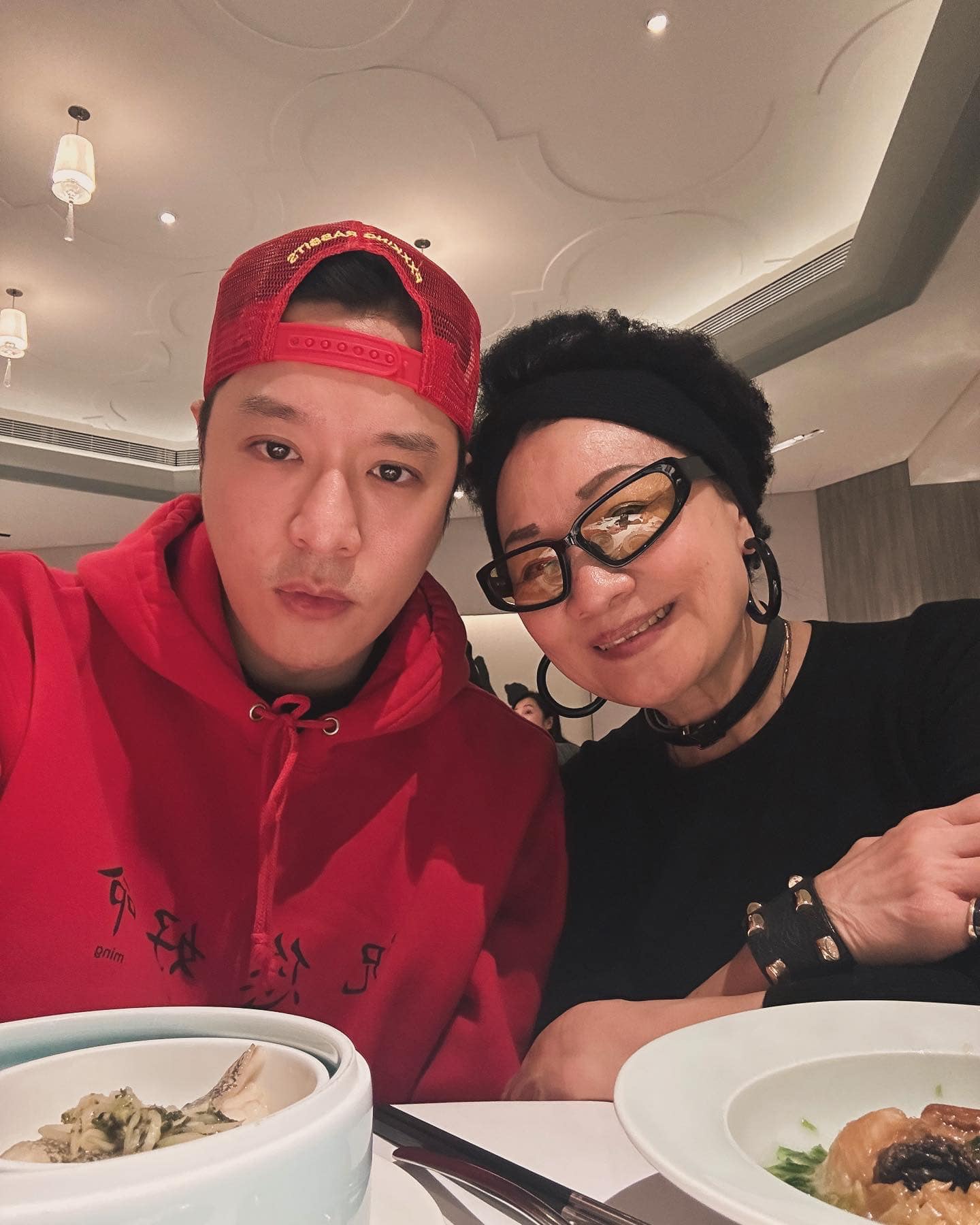 陪比莉走過抗癌路！周湯豪工作滿檔「堅持慶母親節」　超豪華禮物「母子一句話鬥嘴」看傻網友