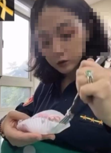 胸部放桌上悼念詠心！桃園女警挨罵「出面還原真相」：是別人要我做的...