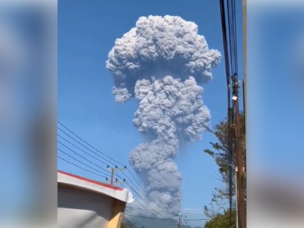 快訊／火山驚傳爆發「死傷人數」曝光！警方搖頭：「遊客無視禁令擅闖」