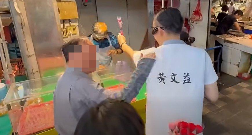 高雄議員遭動手！阿伯衝過去「1動作大罵壞蛋」畫面曝光