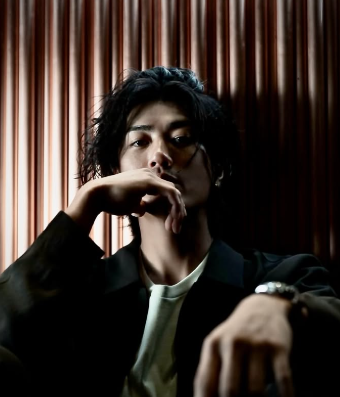 台灣人都被他迷倒！大咖男星「當年長髮頹廢帥臉」紅遍亞洲　閃電結婚「卻被冷凍4年」近況曝光