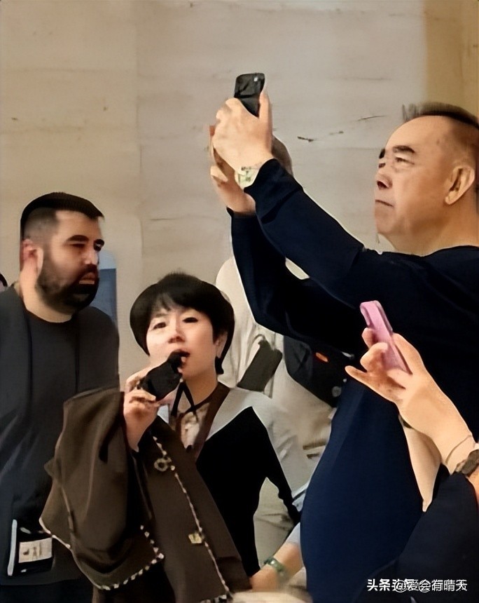 全國第一美人！演藝圈大咖夫妻「巴黎看展被偶遇」　57歲女星「身材明顯發福」卻被讚：仍美到發光