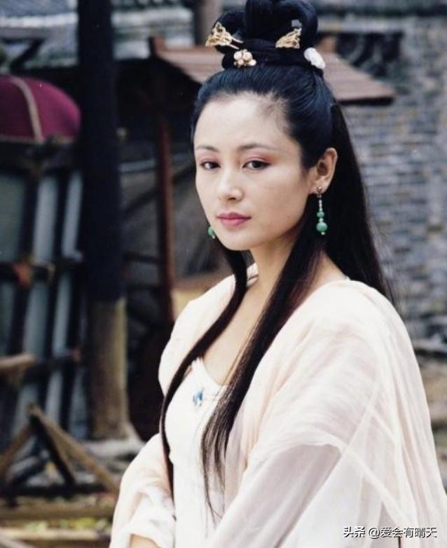 全國第一美人！演藝圈大咖夫妻「巴黎看展被偶遇」　57歲女星「身材明顯發福」卻被讚：仍美到發光