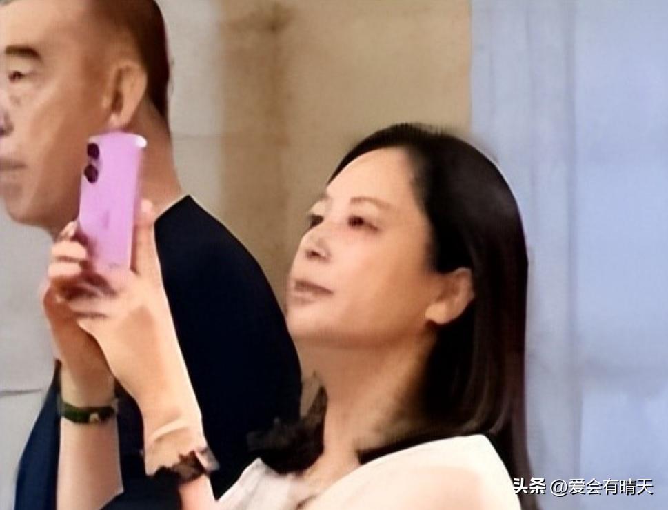 全國第一美人！演藝圈大咖夫妻「巴黎看展被偶遇」　57歲女星「身材明顯發福」卻被讚：仍美到發光