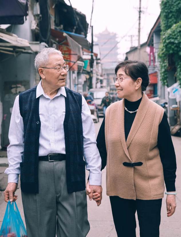 夫妻倆到底誰「走得早」，冥冥之中會「出現3個預兆」