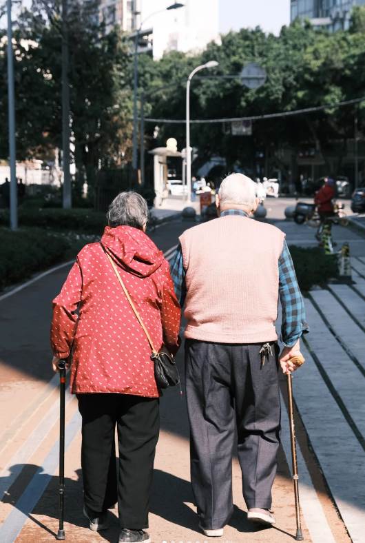 夫妻倆到底誰「走得早」，冥冥之中會「出現3個預兆」