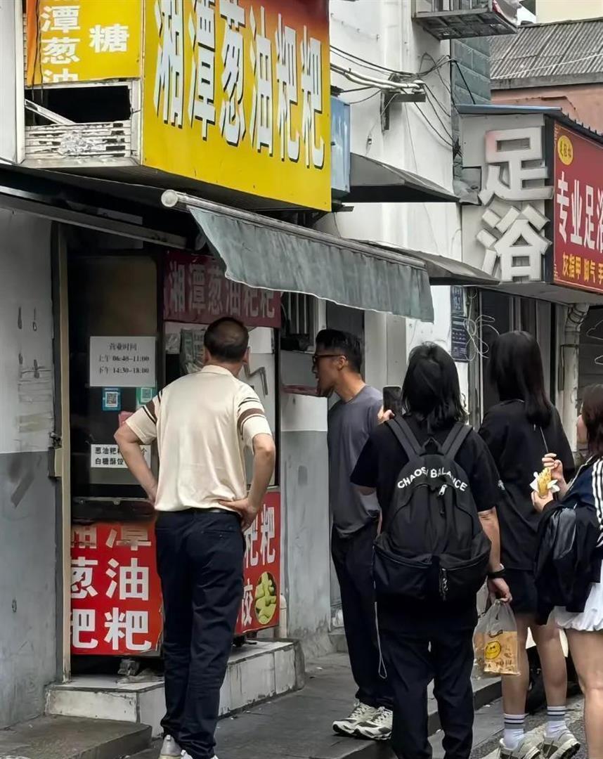 全程0偽裝！45歲大咖男神「路邊攤買小吃」　一身肌肉「1舉動被讚翻」：親民又帥氣