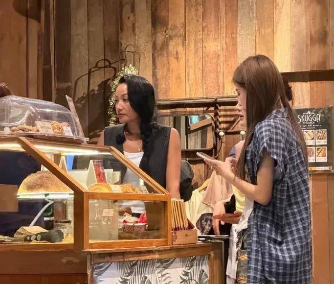 曾是一代女神!54歲資深女星「滿頭白髮老態現身」 無濾鏡照「昔日美貌不再」網全認不出