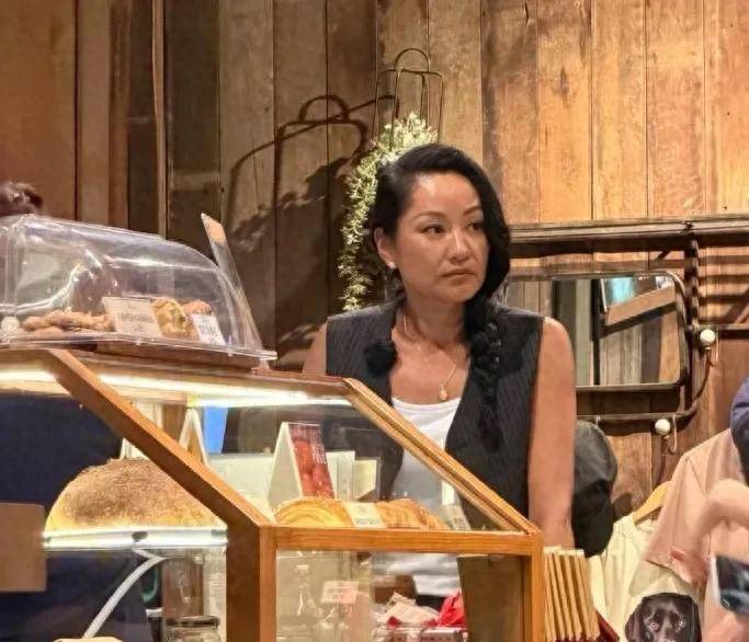 曾是一代女神!54歲資深女星「滿頭白髮老態現身」 無濾鏡照「昔日美貌不再」網全認不出