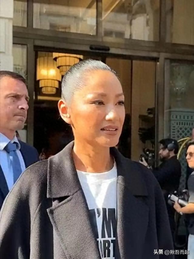 曾是一代女神!54歲資深女星「滿頭白髮老態現身」 無濾鏡照「昔日美貌不再」網全認不出