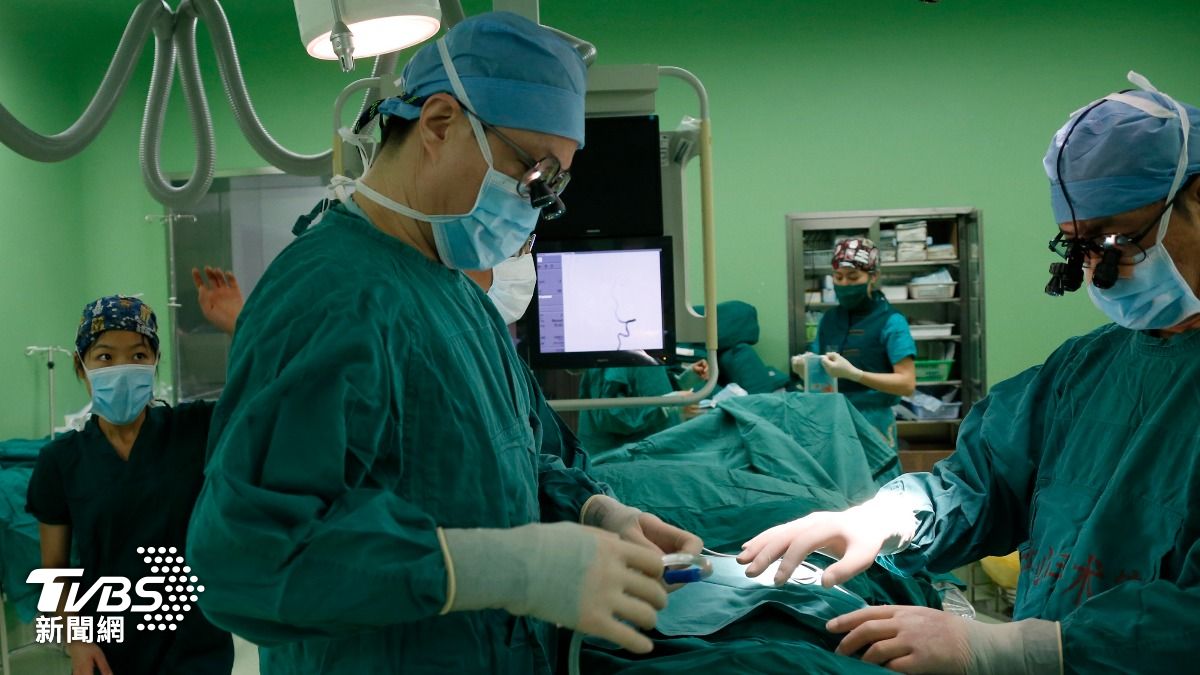 婦人腰腿「痛到快癱瘓」!醫生手術傻住:「像在湯裡撈麵條」