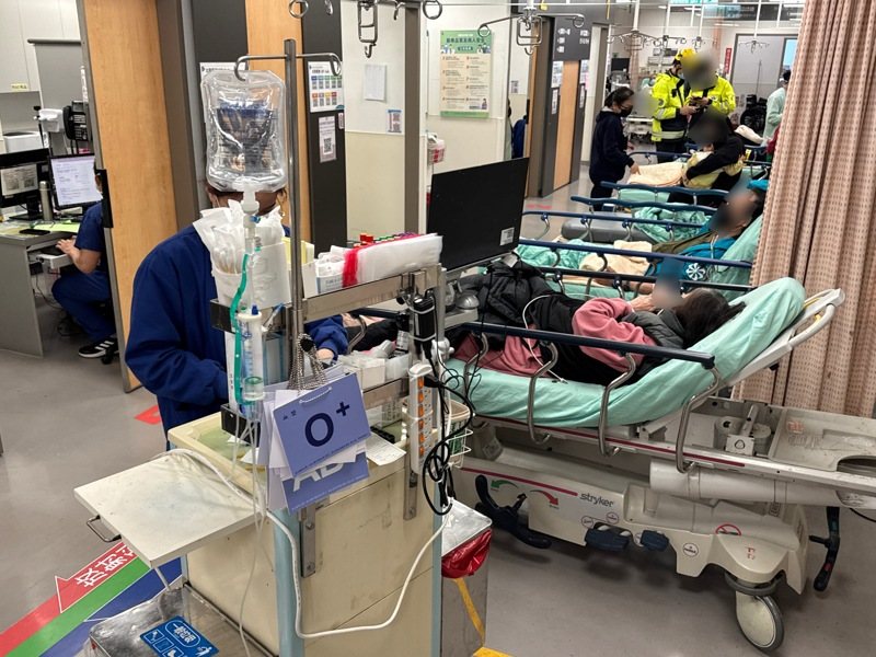 婦人腰腿「痛到快癱瘓」!醫生手術傻住:「像在湯裡撈麵條」
