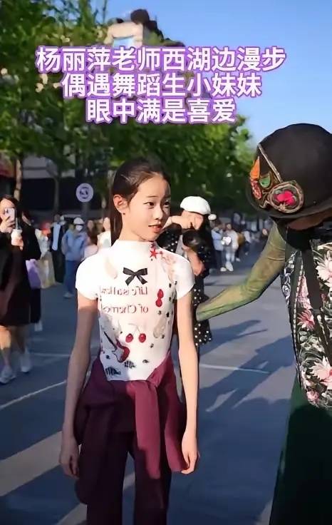 與先前判若兩人!67歲大咖天后「被拍拄雙拐杖」 頭戴墨鏡「擋不住皺紋」老態龍鍾...