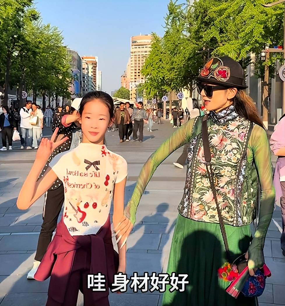 與先前判若兩人!67歲大咖天后「被拍拄雙拐杖」 頭戴墨鏡「擋不住皺紋」老態龍鍾...