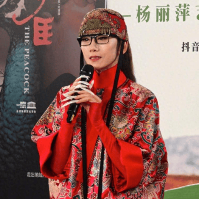 與先前判若兩人!67歲大咖天后「被拍拄雙拐杖」 頭戴墨鏡「擋不住皺紋」老態龍鍾...
