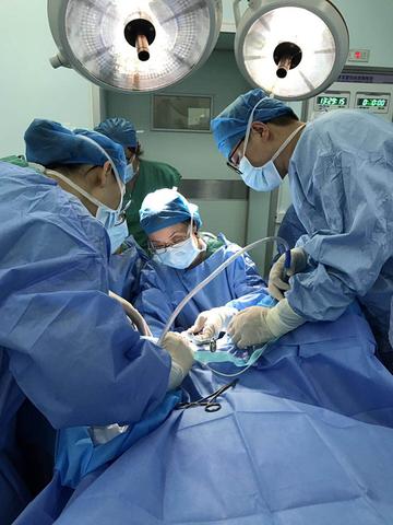 肚子腫成球!63歲婦人「懷胎」10年 醫師取出「整整11公斤巨型炸彈」腿軟:別以為是發福