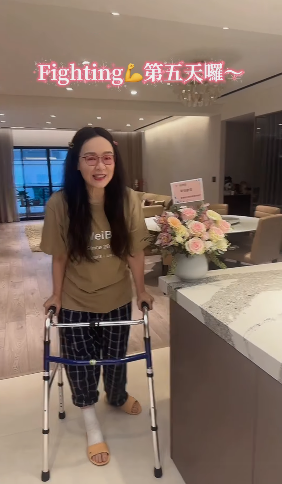 59歲補教天后「突拄拐杖現身」!哀嚎苦喊:「沒想到師丈先幫我推輪椅...」
