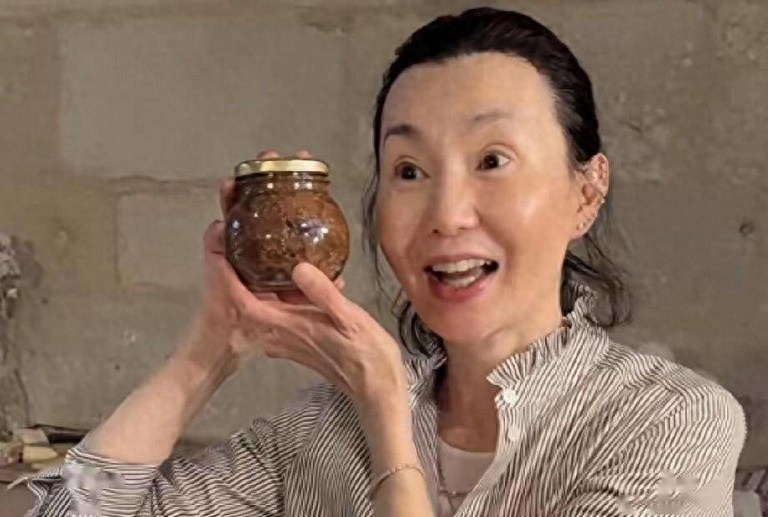 洗去一身鉛華!61歲影后息影「隱居農村養雞種蔬果」 素顏亮相「下廚熬果醬」網愣:醫美過度