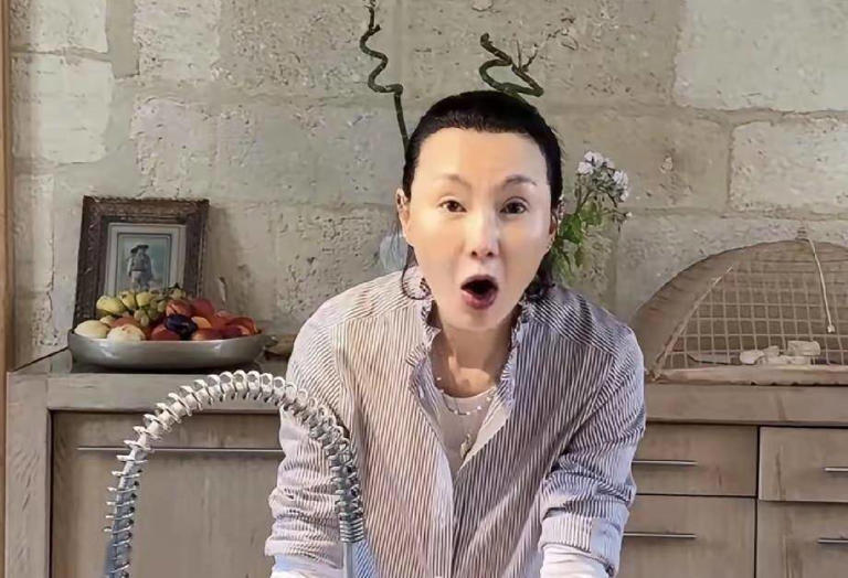 洗去一身鉛華!61歲影后息影「隱居農村養雞種蔬果」 素顏亮相「下廚熬果醬」網愣:醫美過度