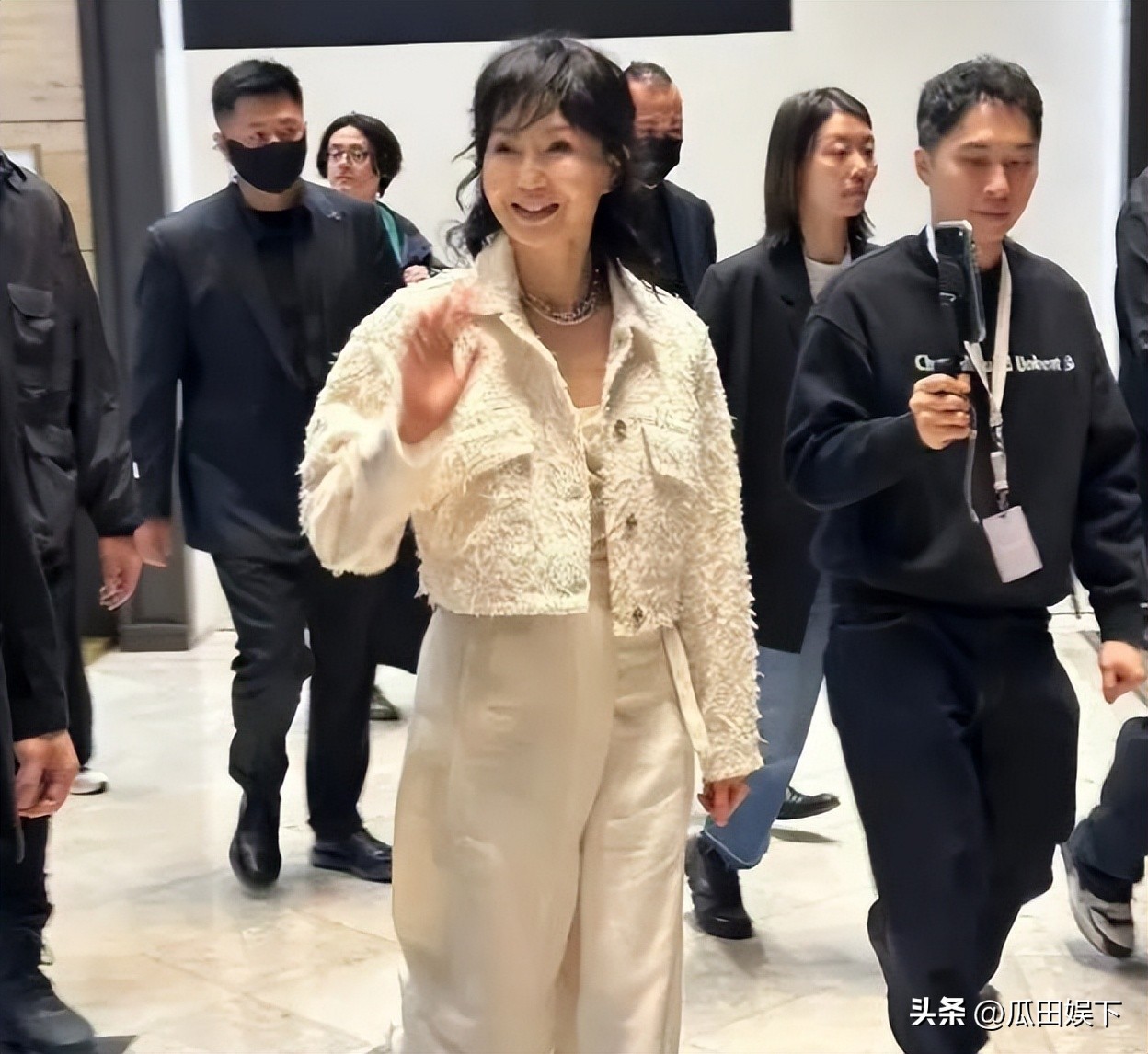 洗去一身鉛華!61歲影后息影「隱居農村養雞種蔬果」 素顏亮相「下廚熬果醬」網愣:醫美過度