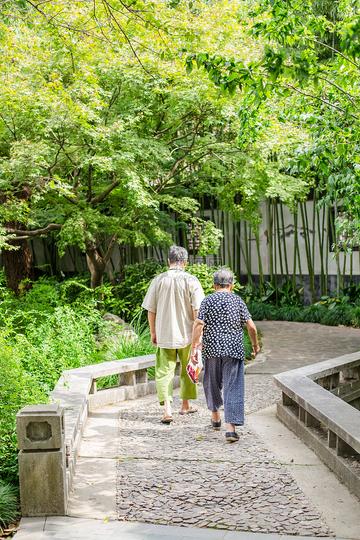 不吃保健品！人瑞奶奶「110歲無3高」天天自己做飯散步　子女「總結7長壽習慣」：做了一輩子
