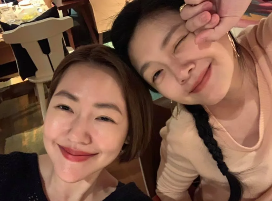 挖出19年前結婚舊照!小S驚覺「大S全程用心做一事」 當眾「對許雅鈞出手」網全看哭:太有愛