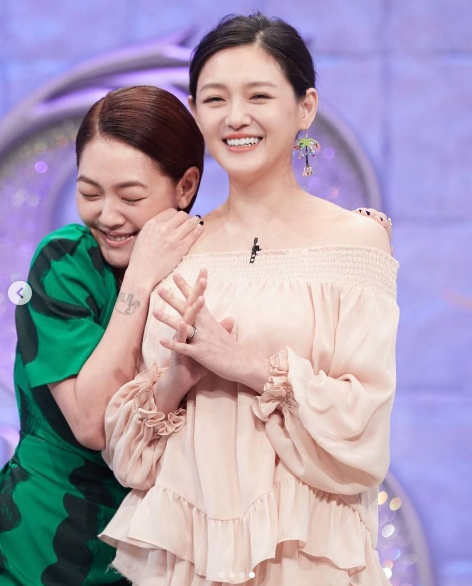 挖出19年前結婚舊照!小S驚覺「大S全程用心做一事」 當眾「對許雅鈞出手」網全看哭:太有愛