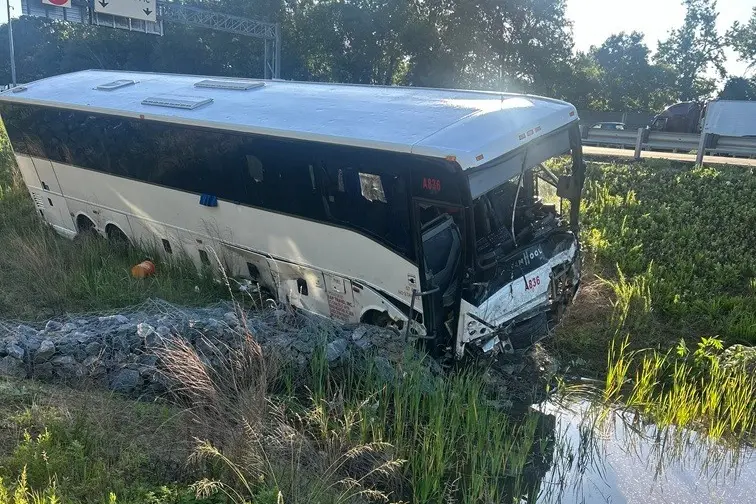 快訊/驚傳重大車禍!撞成廢鐵「車上載有34人」