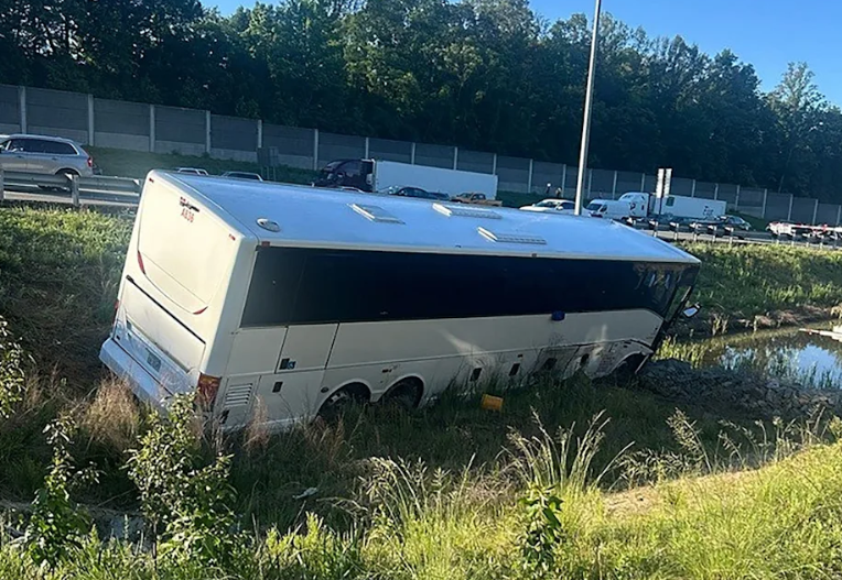 快訊/驚傳重大車禍!撞成廢鐵「車上載有34人」