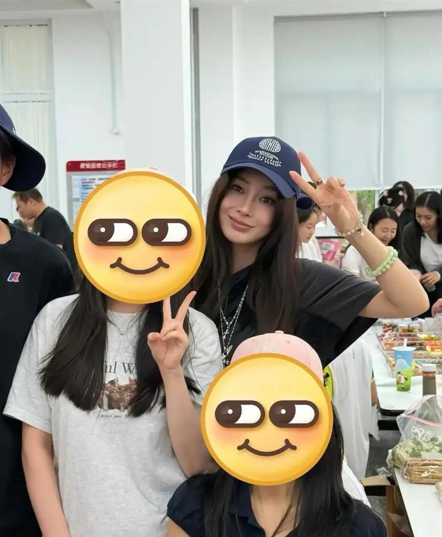 無預警現身國中！知名女星「陪9歲兒擺攤義賣」　全程相伴「微笑1舉動」被讚翻：太親民了