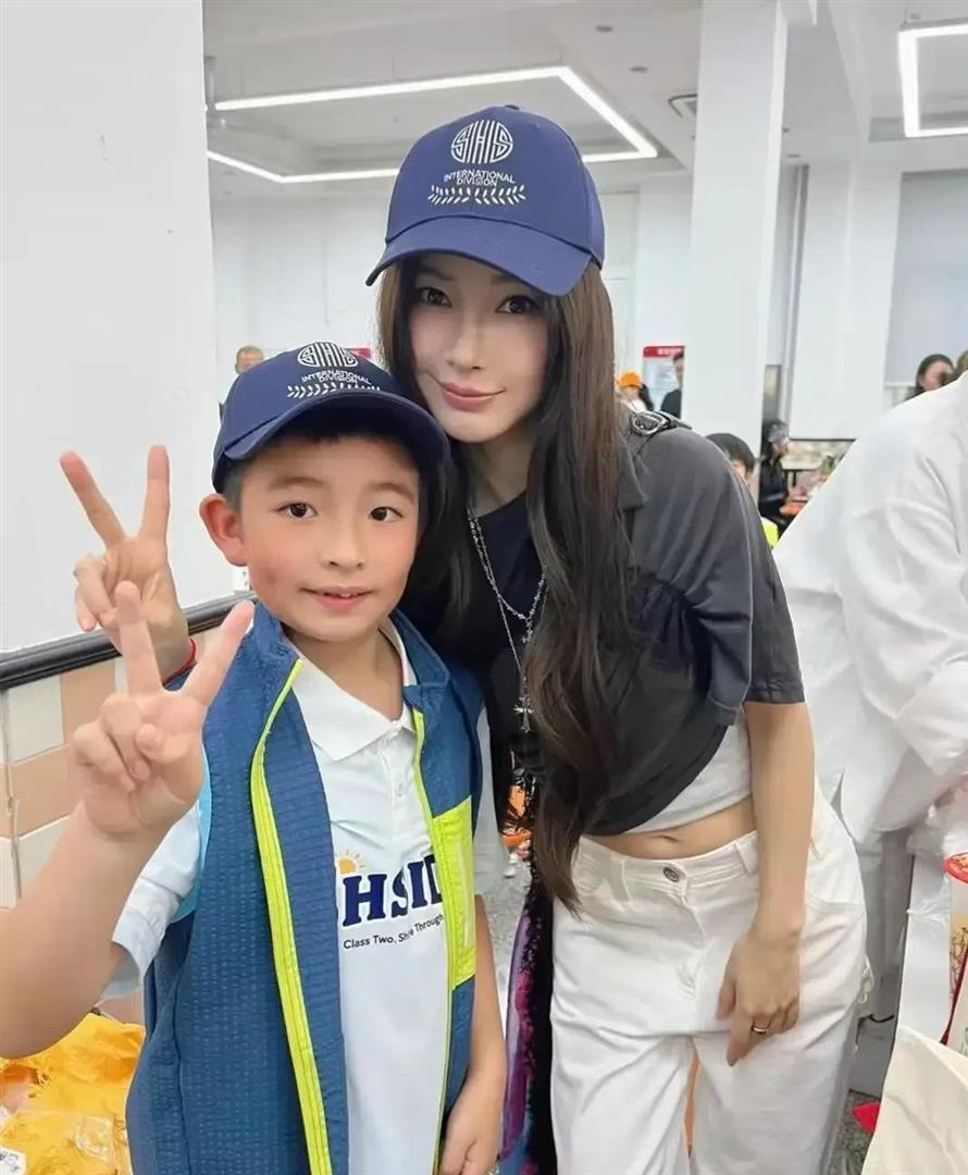 無預警現身國中！知名女星「陪9歲兒擺攤義賣」　全程相伴「微笑1舉動」被讚翻：太親民了