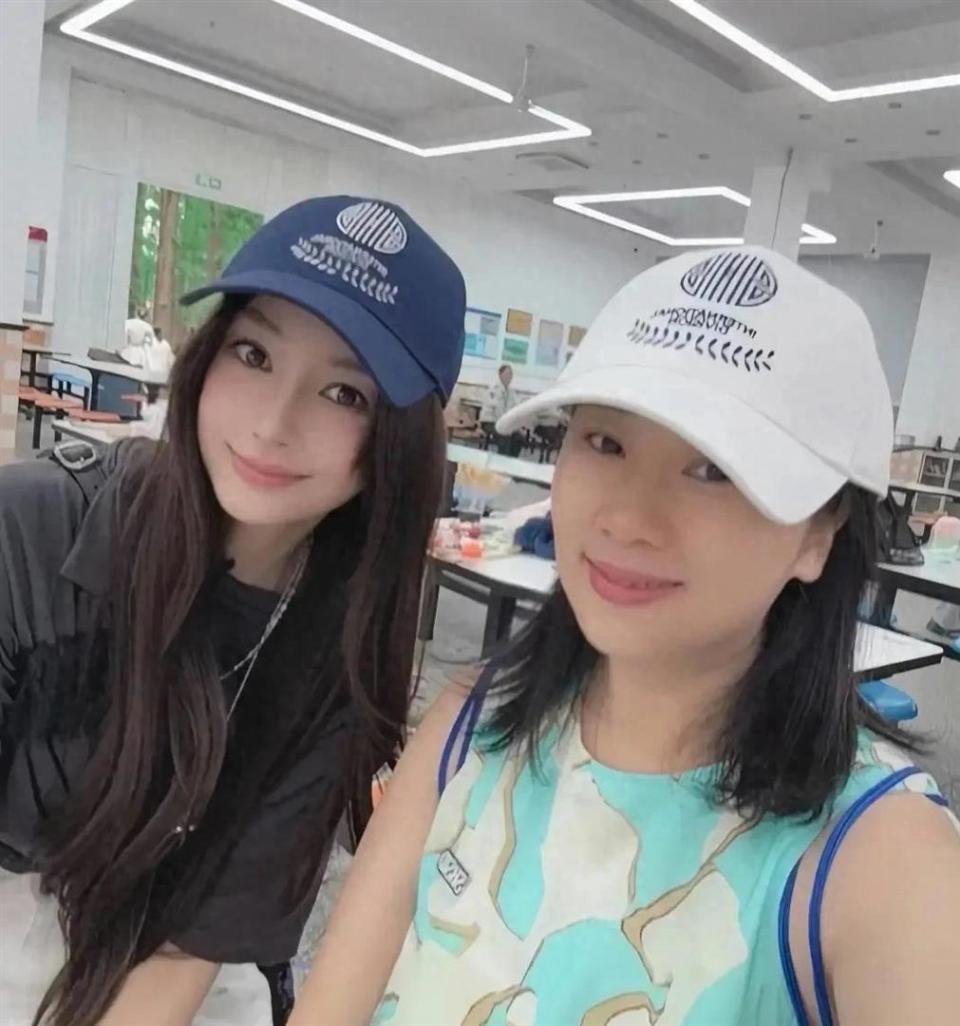 無預警現身國中！知名女星「陪9歲兒擺攤義賣」　全程相伴「微笑1舉動」被讚翻：太親民了