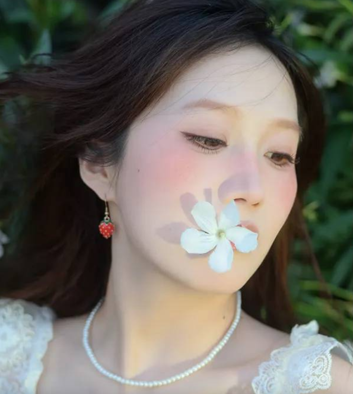 正妹為拍美照「摘花叼嘴裡」!隔天她慘了....