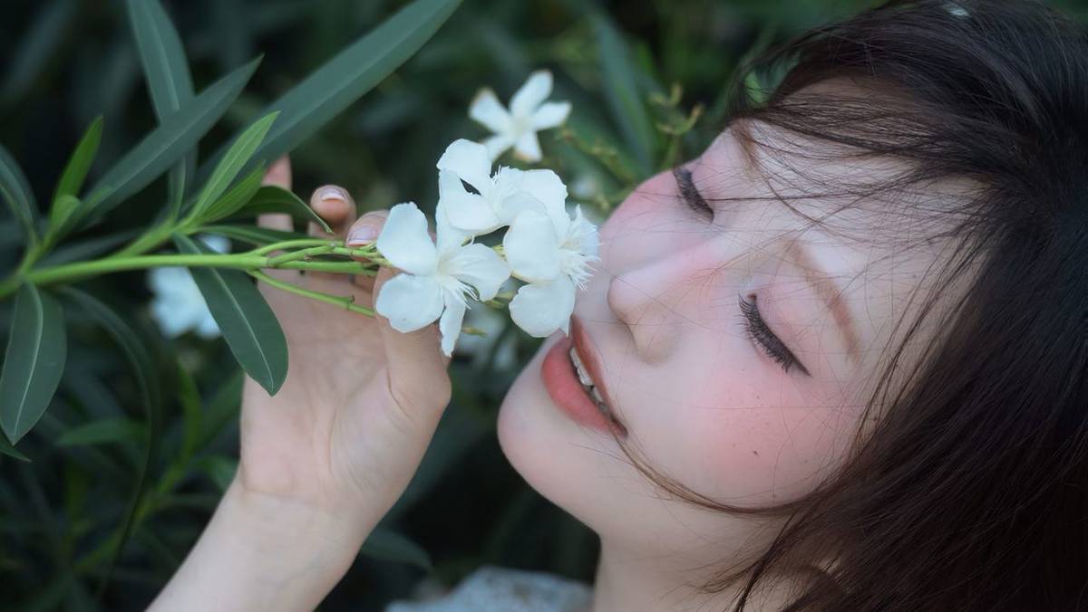 正妹為拍美照「摘花叼嘴裡」!隔天她慘了....