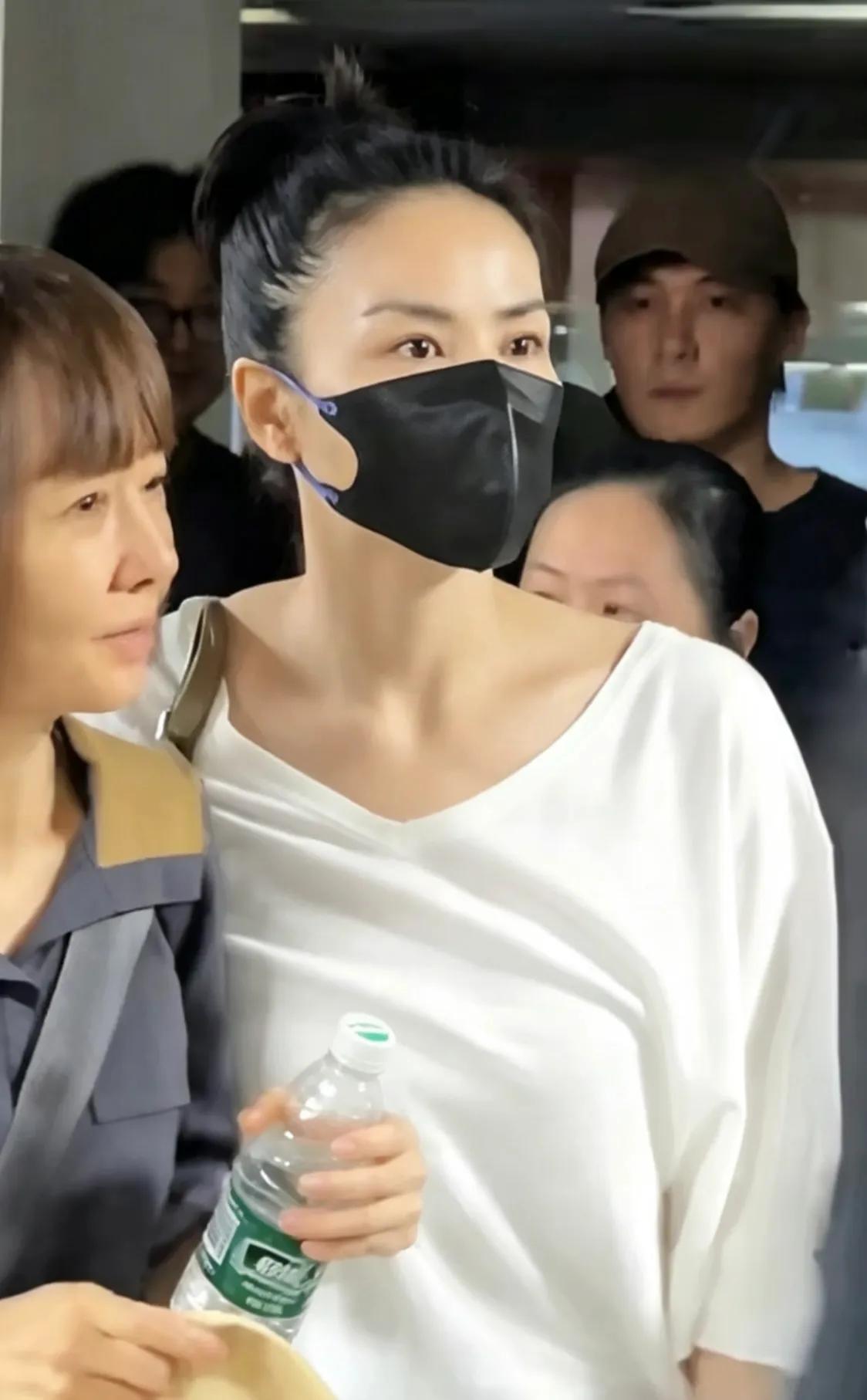 鋒菲復合12年!王菲現身演唱會「狀態彷如少女」 鏡頭一轉「照到劉詩詩」網友錯愕了
