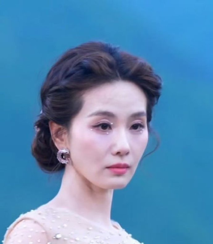 鋒菲復合12年!王菲現身演唱會「狀態彷如少女」 鏡頭一轉「照到劉詩詩」網友錯愕了